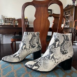Steve Madden Jain Beige Snake Booties size 8 in original box